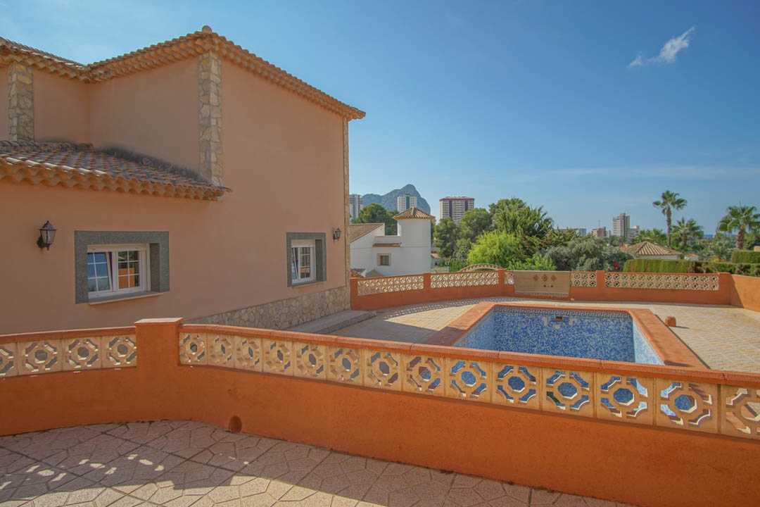Exterior view of the villa featuring a private pool and spacious terrace with panoramic views of the Peñón de Ifach and the surrounding skyline.