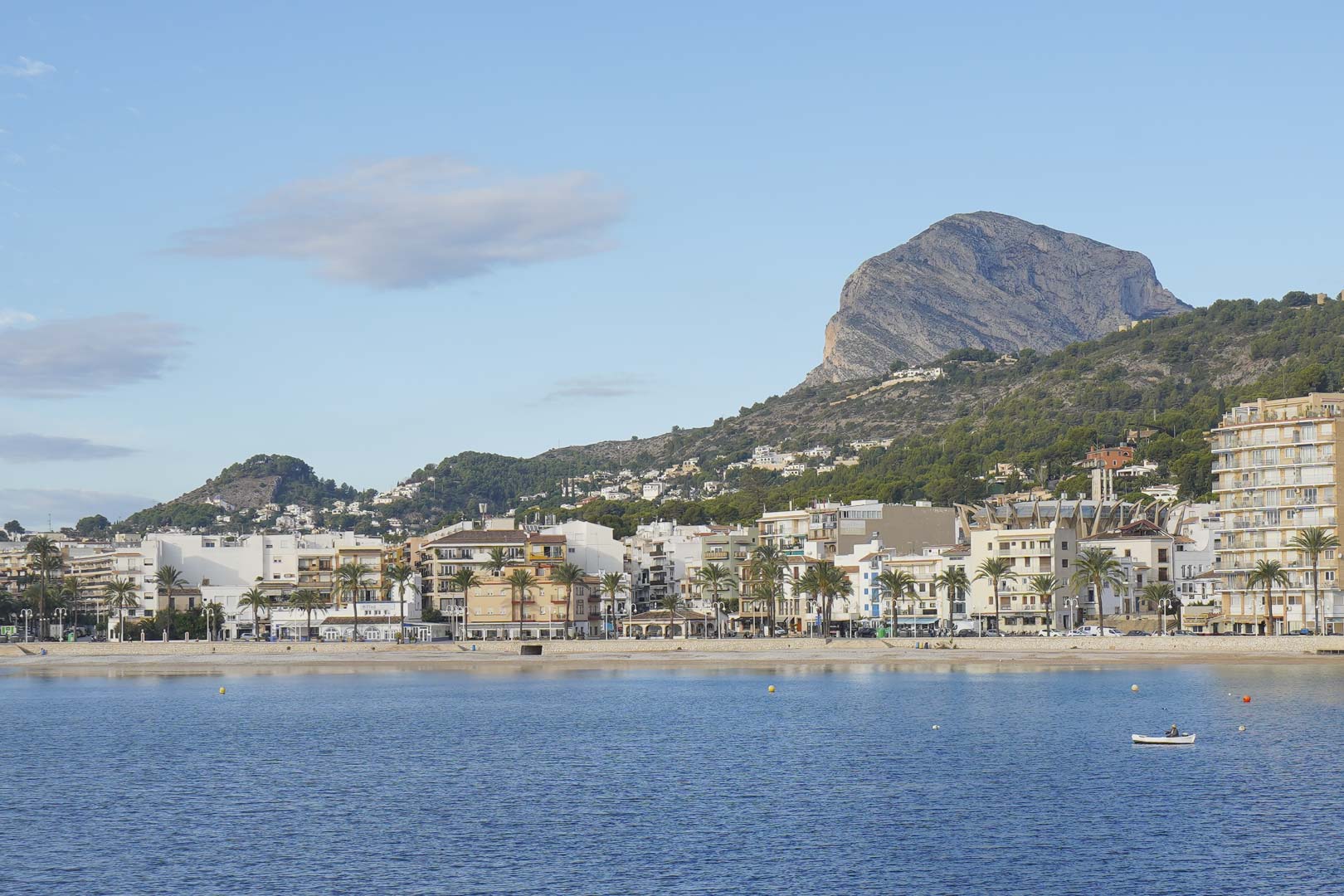 Panoramic view of Jávea bay with the Montgó mountain in the background, showcasing the property's proximity to the Mediterranean coastline.