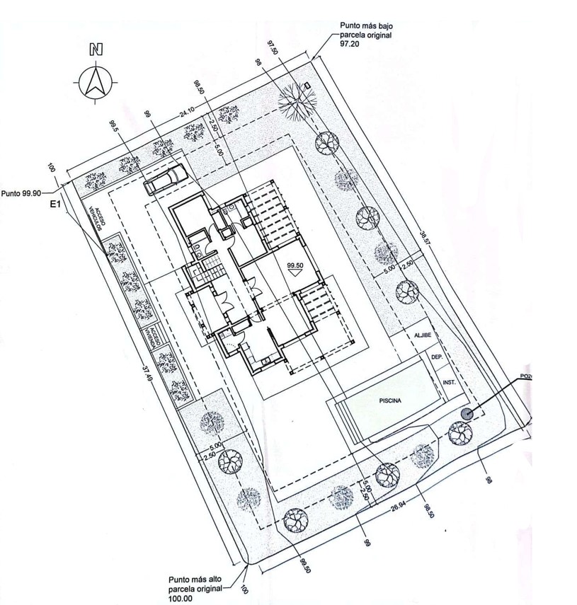 Technical site plan showing the villa's layout, swimming pool, and landscaped areas on the 1,000 m² plot in Pinosol, Jávea.