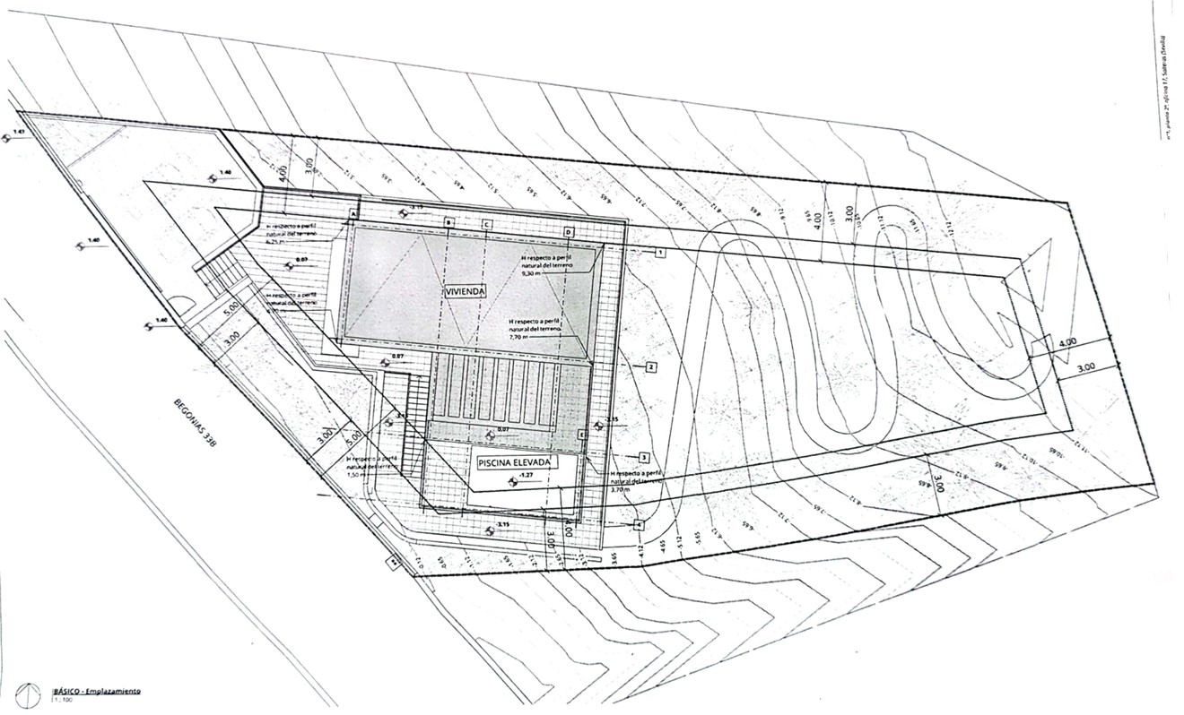Technical site plan showing the villa's footprint, the elevated pool, and the plot's topography with contour lines and access points from Begonias street.