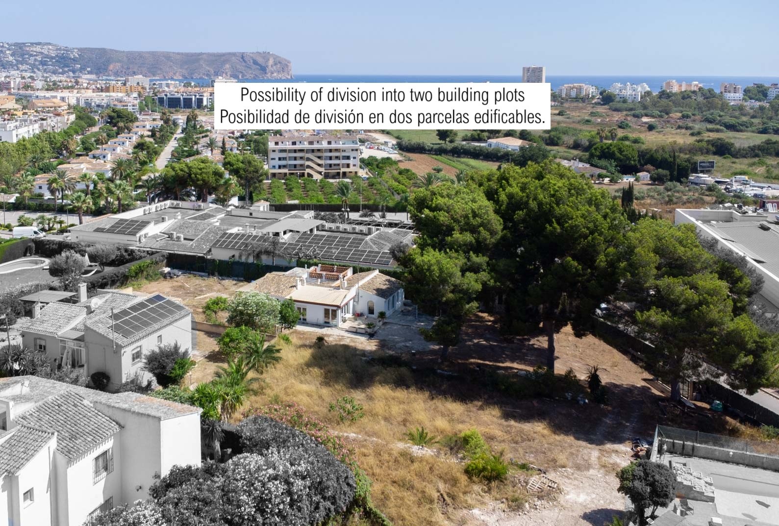 Aerial view of the 2,600 m² plot featuring an existing villa, mature pine trees, and proximity to the Mediterranean coast in Jávea.