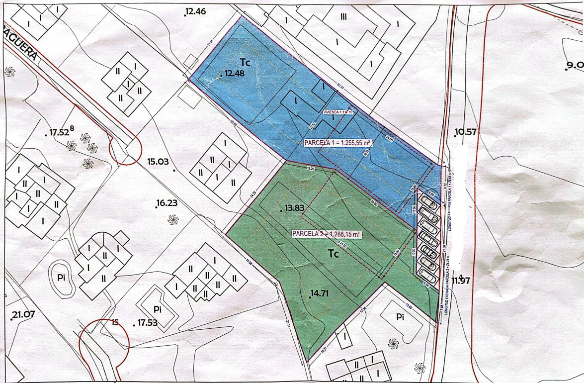 Technical site plan showing the division into two plots of 1,255 m² and 1,288 m², highlighting building footprints and designated parking areas.