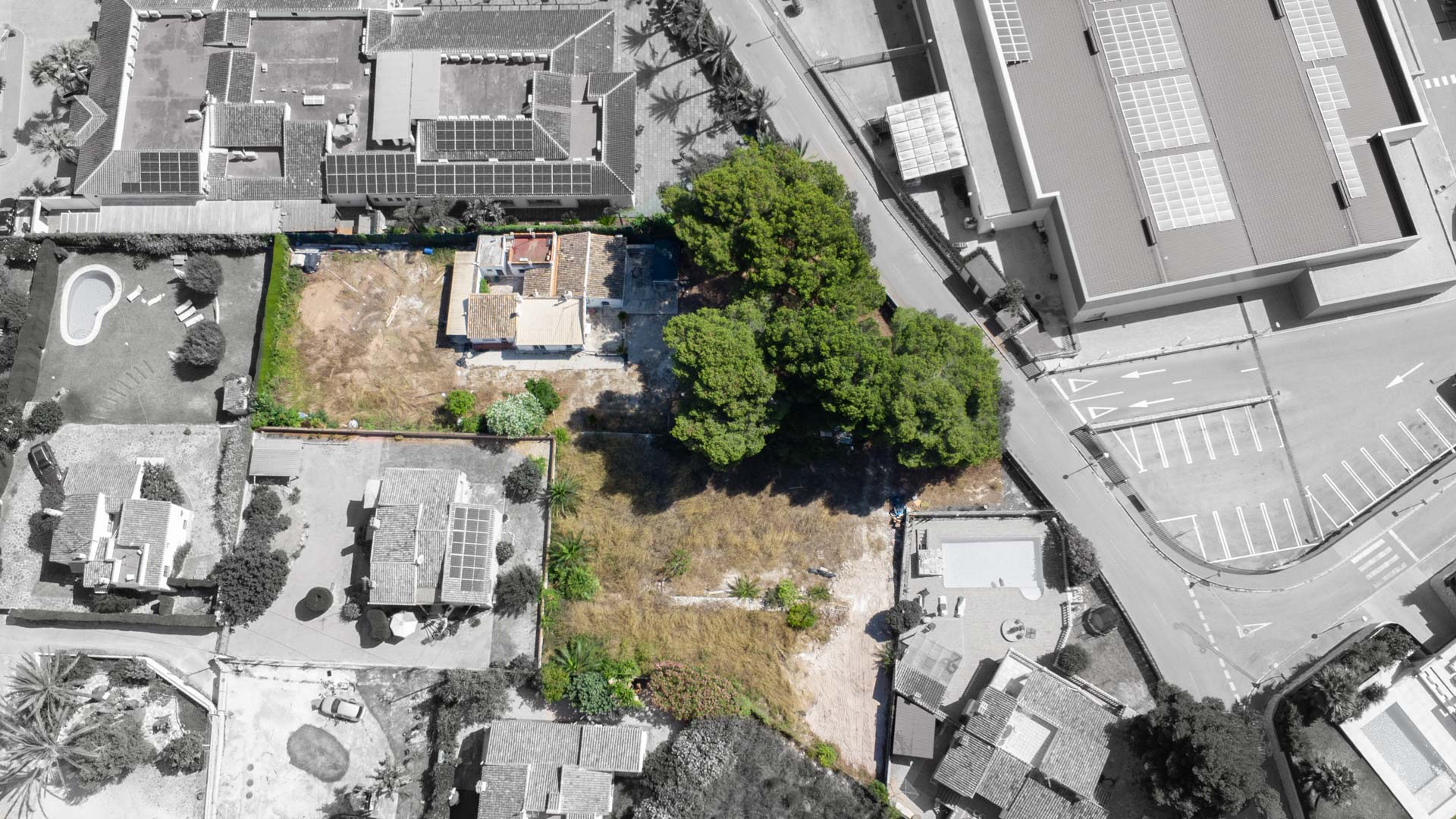 Top-down aerial view of the 2,600 sqm plot in Jávea, featuring the existing villa, mature trees, and clear boundaries for potential subdivision into two luxury lots.