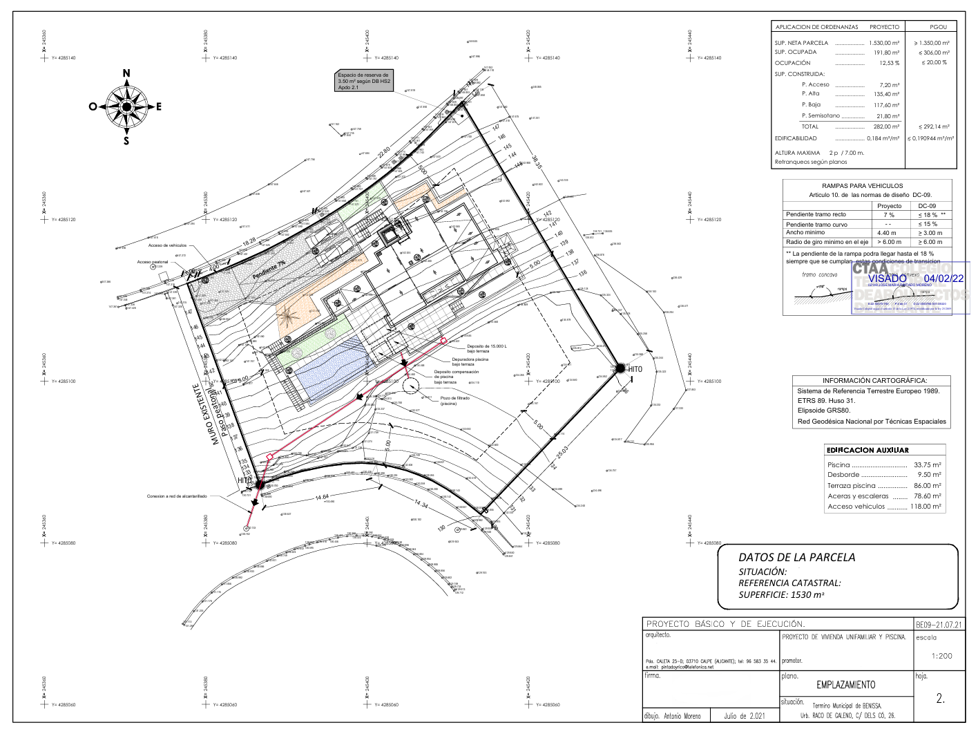 Technical site plan showing the 1,530 sqm plot layout, building footprint, infinity pool location, and vehicle access ramps with a 7% gradient.