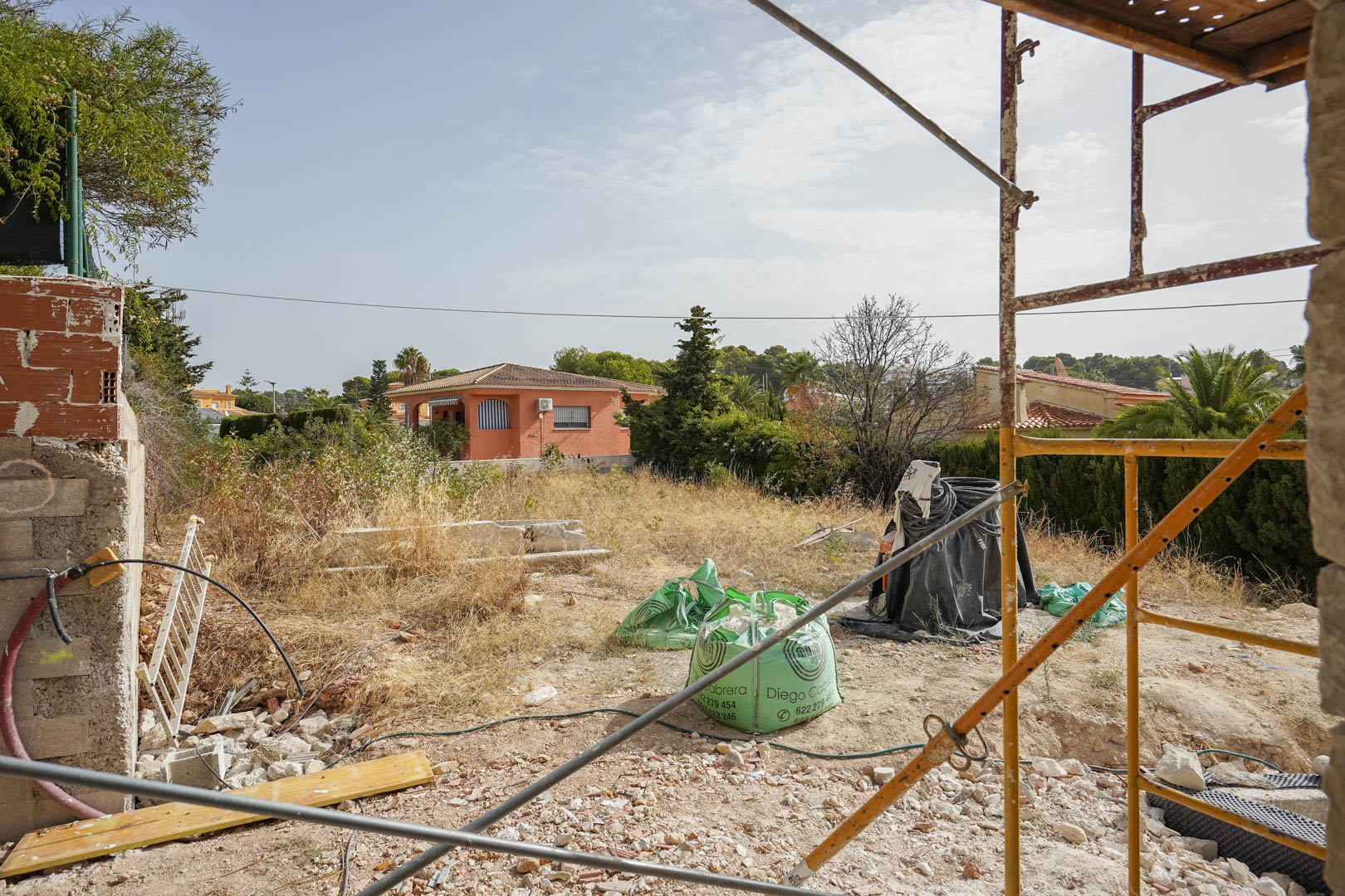 Perspective of the flat building plot in Partida La Merced during the initial construction phase, located in a quiet residential area near the Calpe coast.