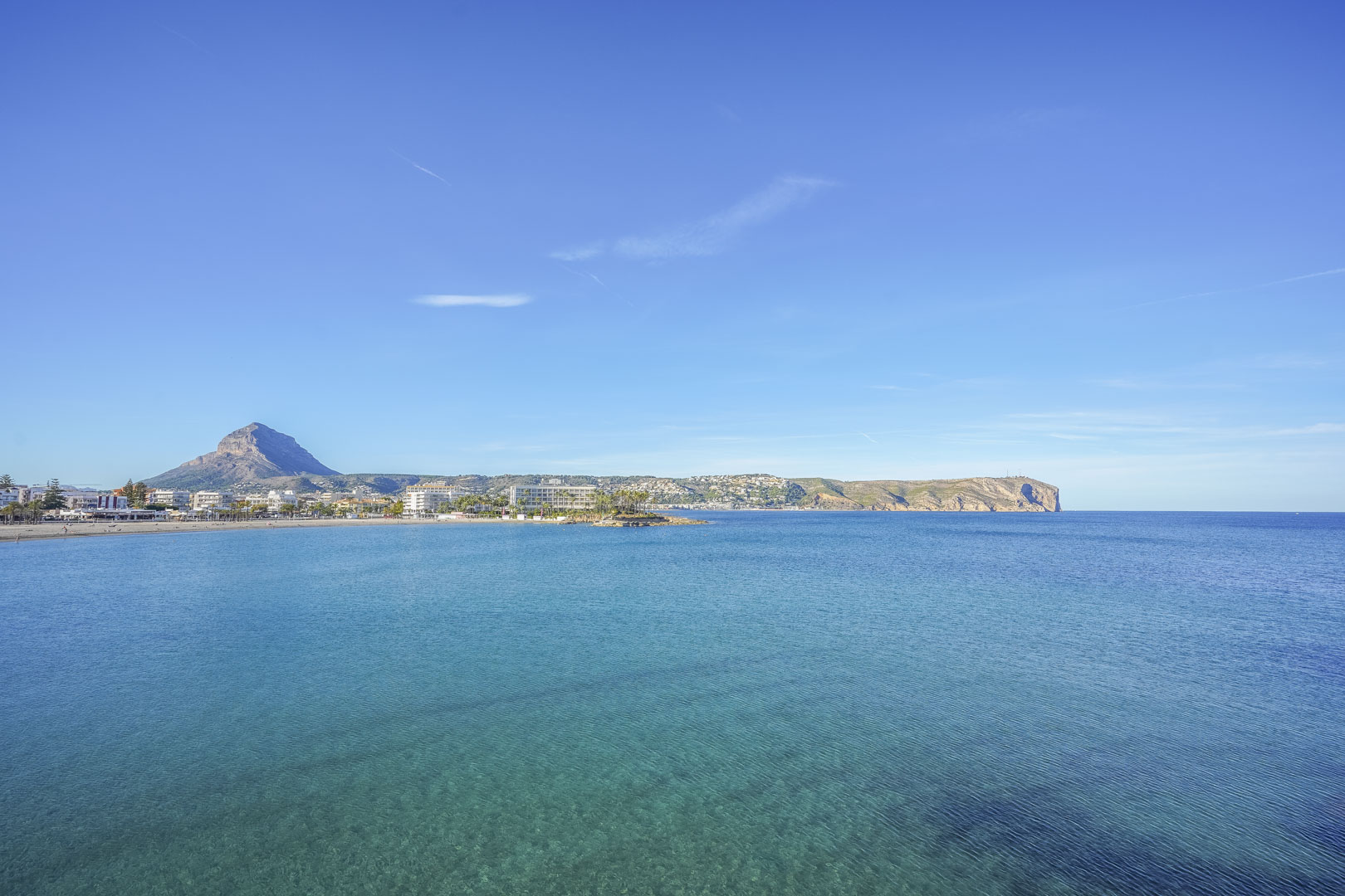 Panoramic view of the Jávea bay featuring the Montgó mountain and turquoise waters, located just one kilometer from the new development.