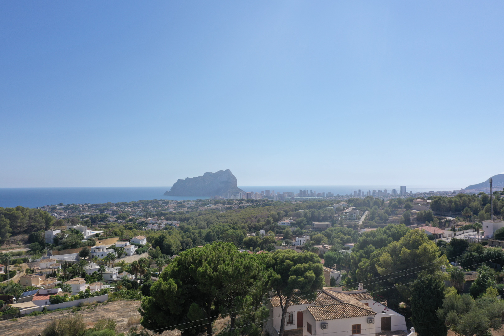 Wide panoramic views of the Mediterranean Sea, the Peñón de Ifach, and the Calpe skyline from the elevated property location in Racó de Galeno.
