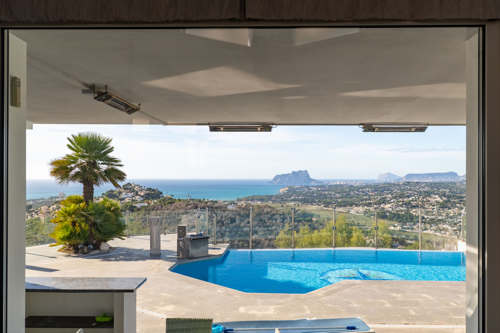View from inside to the private pool with sea and landscape views in Moraira.