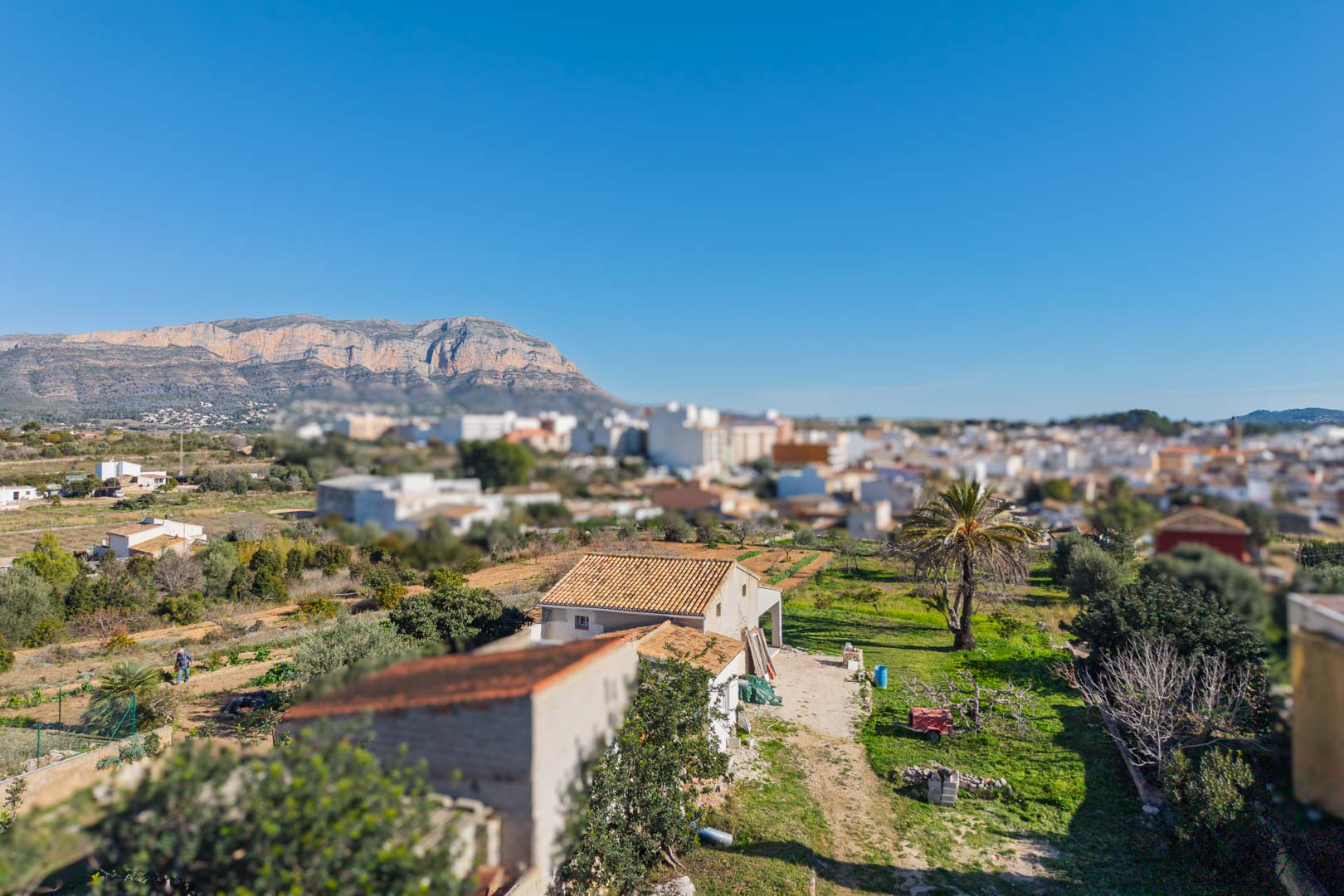 Panoramic view of the estate featuring the Montgó mountain range in the background, showcasing the spacious plot and proximity to Gata de Gorgos.