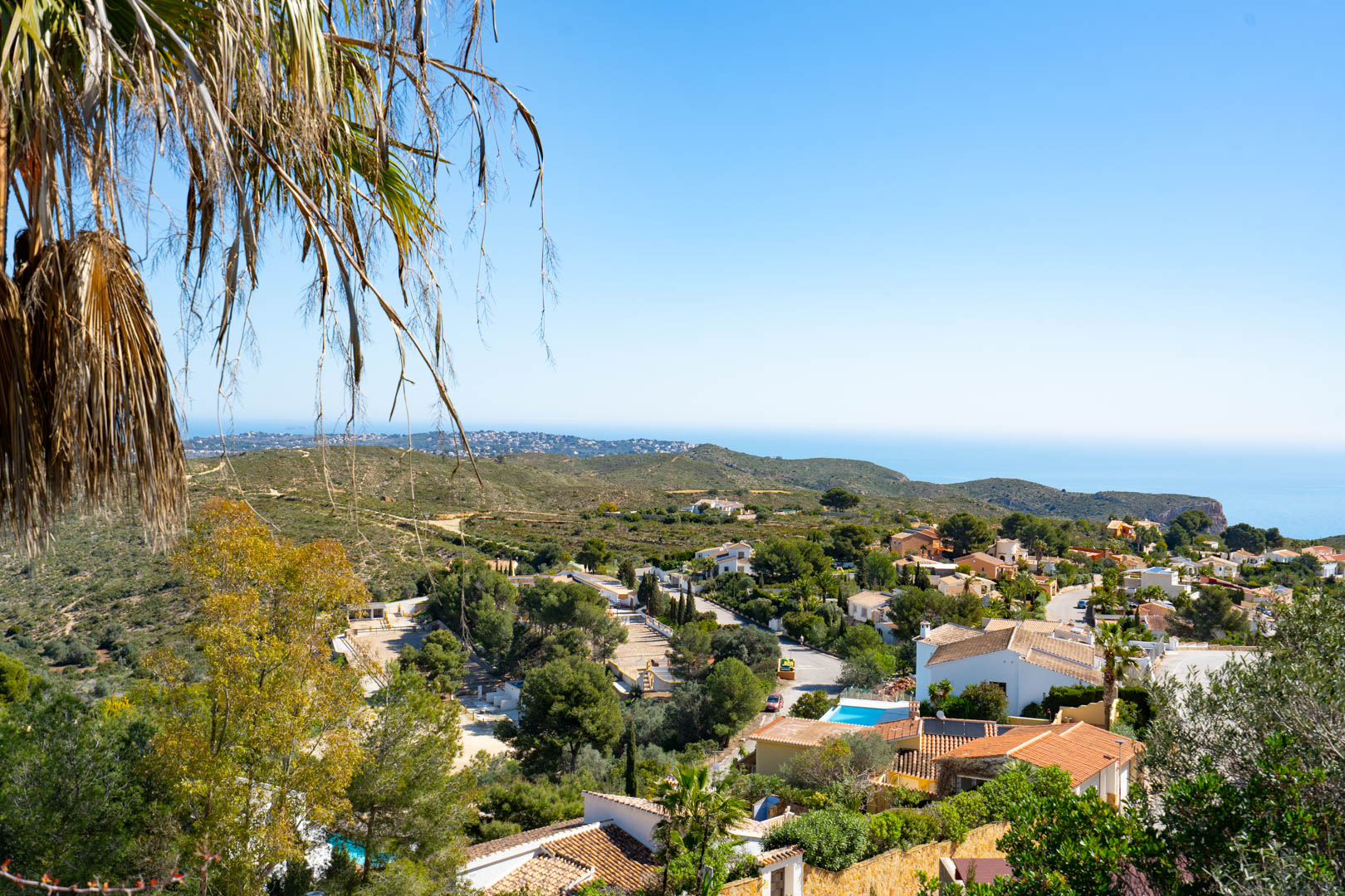 Panoramic views from the property overlooking the Granadella natural park, the residential area of Cumbre del Sol, and the Mediterranean Sea horizon.