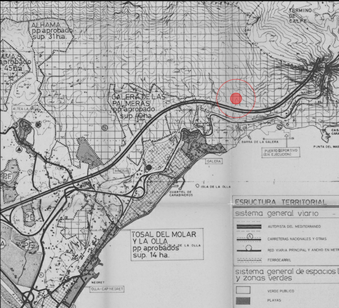 Technical location map showing the plot marked in red within the Altea Hills urban plan, highlighting its proximity to the coastline and the AP-7 highway.