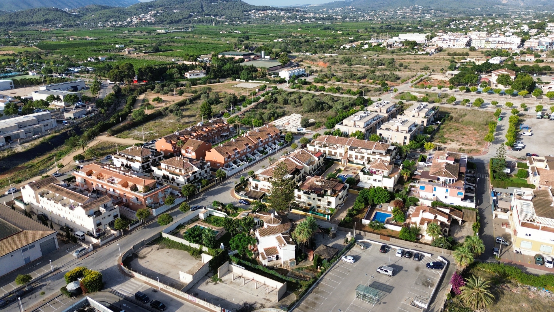 Aerial view of the property in Jávea, surrounded by residences and greenery.