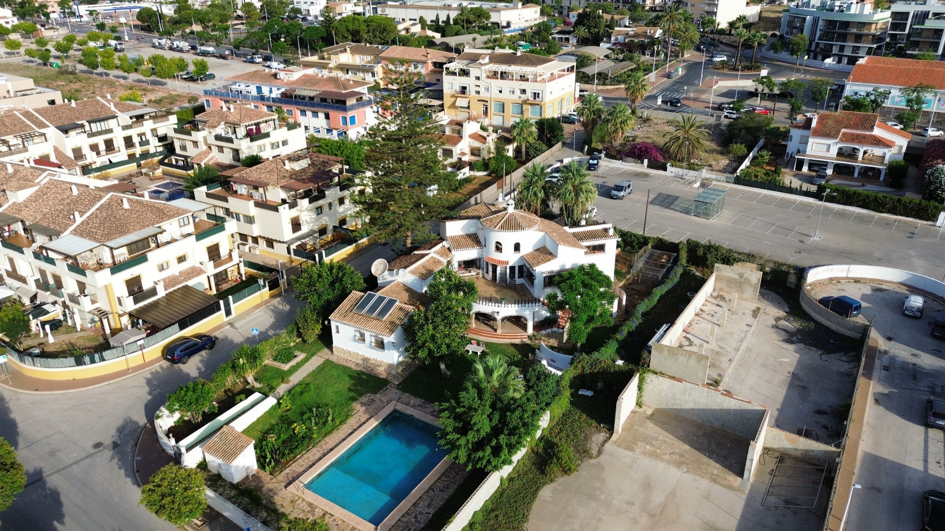 Aerial view of the villa with a blue pool, surrounded by gardens and greenery in Jávea.