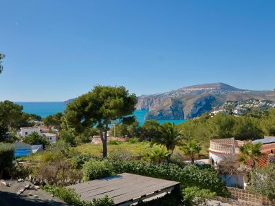 Panoramic view of Jávea coast and mountain from the terrace, featuring Mediterranean vegetation.