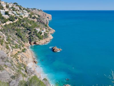 Panoramic view of Jávea's rocky coastline and turquoise waters.