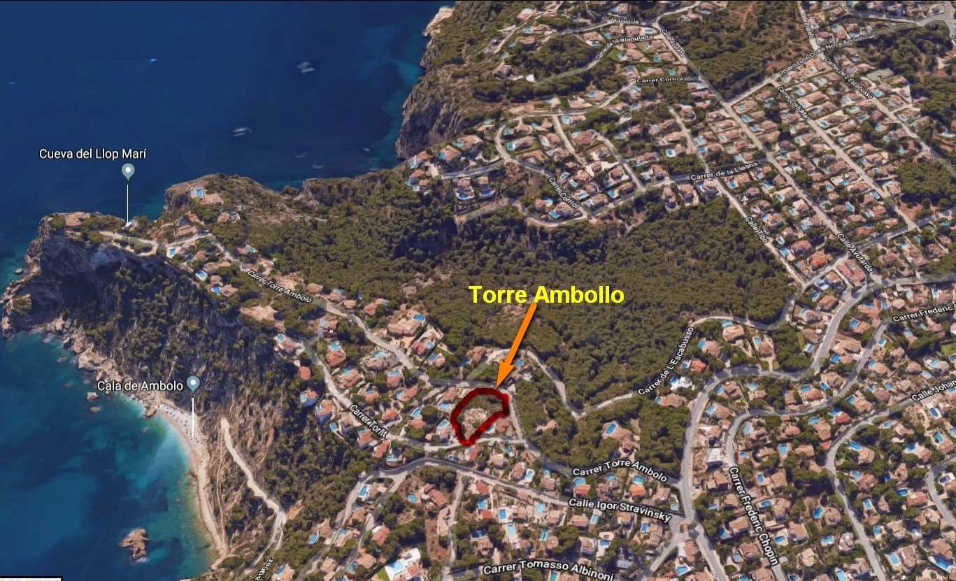 Aerial satellite view of the building plots in Torre Ambolo, Jávea, showing the proximity to Cala de Ambolo and the rugged Mediterranean coastline.