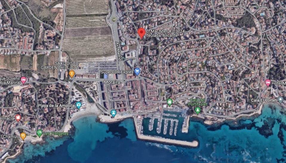 Satellite aerial view showing the precise location of the plot in Moraira, highlighting its proximity to the marina and the Mediterranean coastline.