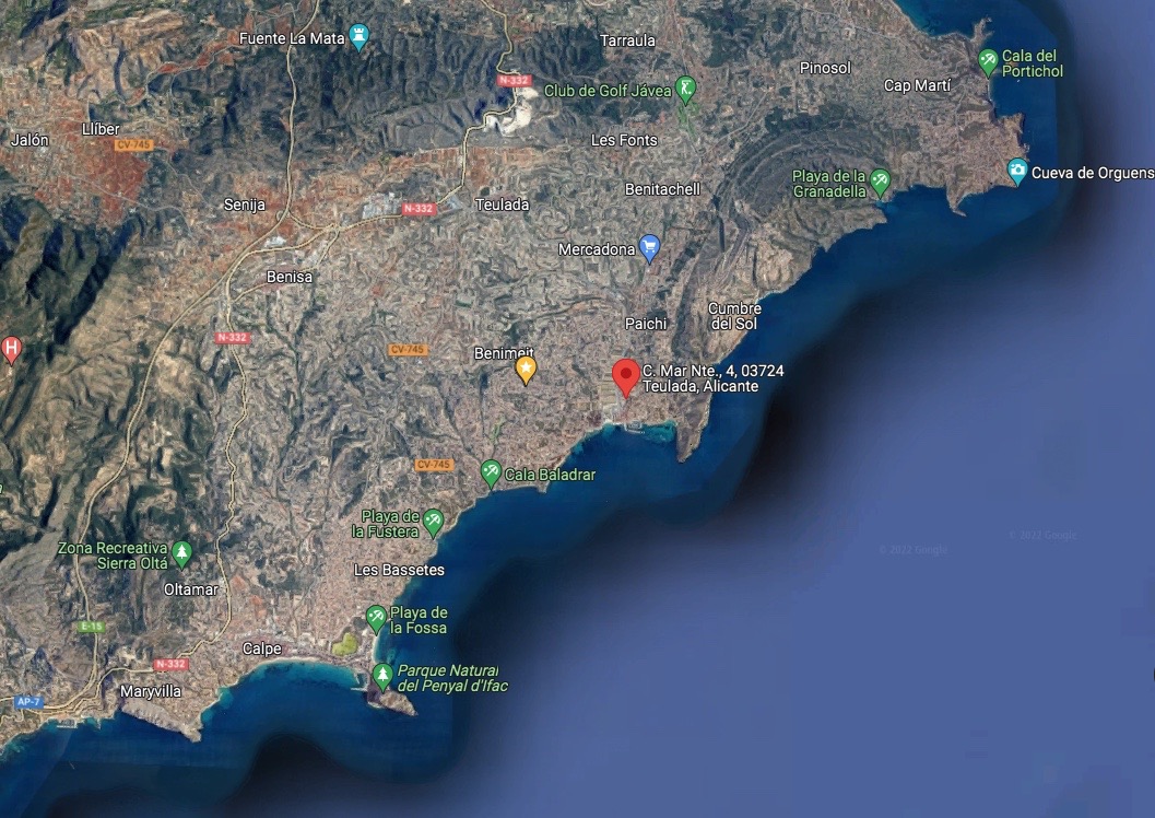 Satellite view illustrating the strategic location of the plot in Moraira, highlighting its proximity to the Mediterranean coast and nearby urban centers.