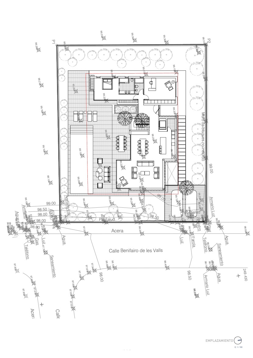 Technical site plan showing the villa's footprint, rectangular swimming pool, and landscaped perimeter on the plot located in Moraira.