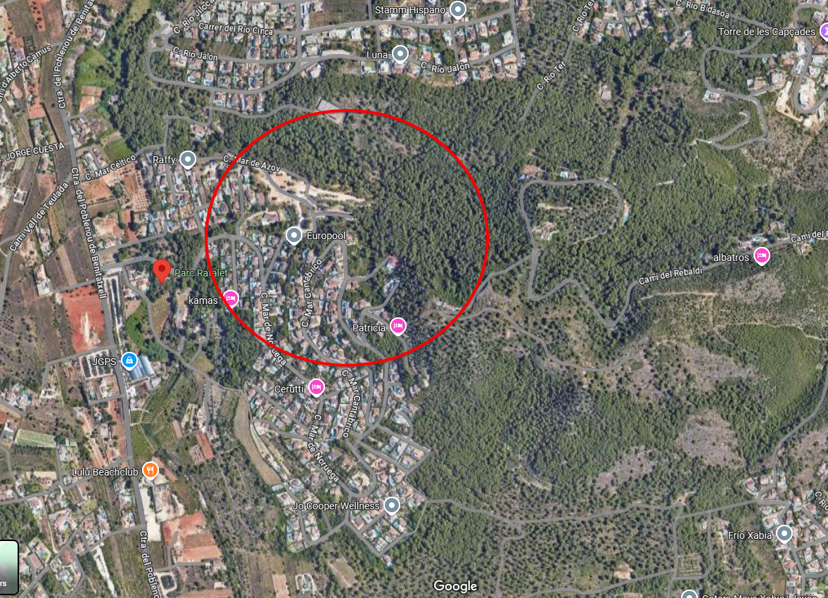 Aerial map view highlighting a residential plot surrounded by dense pine forest near Parc Rafalet and local amenities.