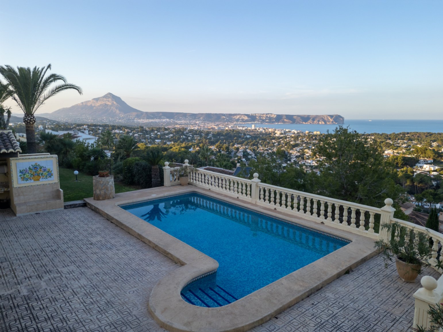 Swimming pool with Roman steps and stone balustrade, offering panoramic views of the Jávea bay, the Mediterranean Sea, and Montgó mountain.