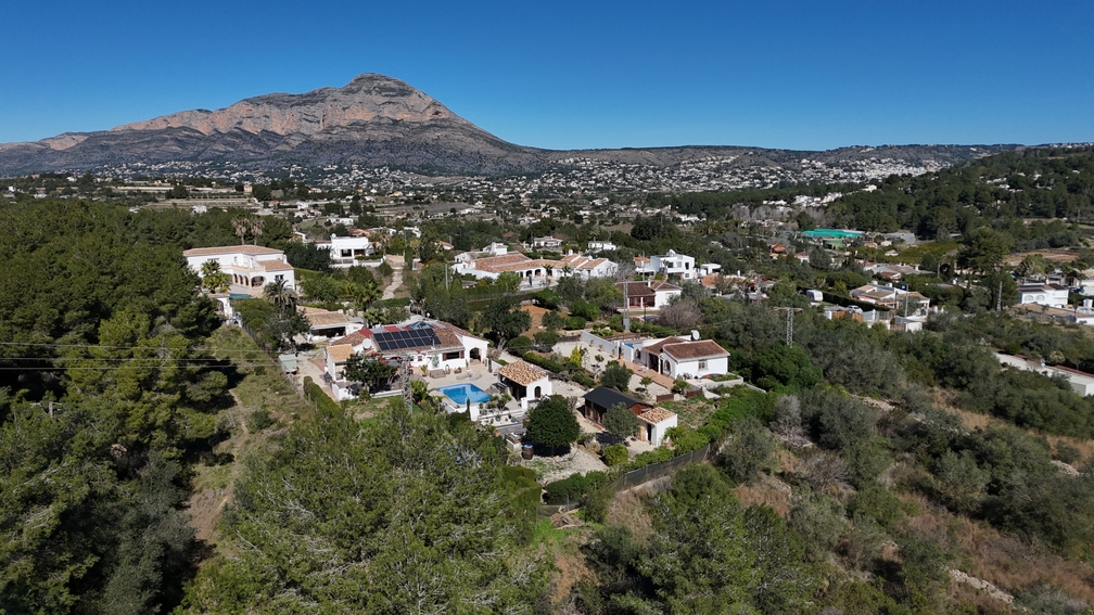 Aerial view of the 4,600 m² estate in Jávea, featuring two independent villas with private pools and solar panels, set against the Montgó mountain.