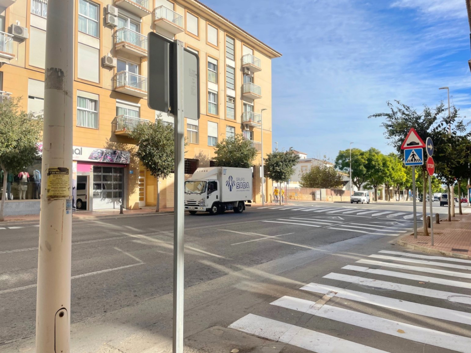 Exterior view of Avenida Palmela in Jávea, highlighting the high-traffic urban location and pedestrian accessibility near the commercial premises.