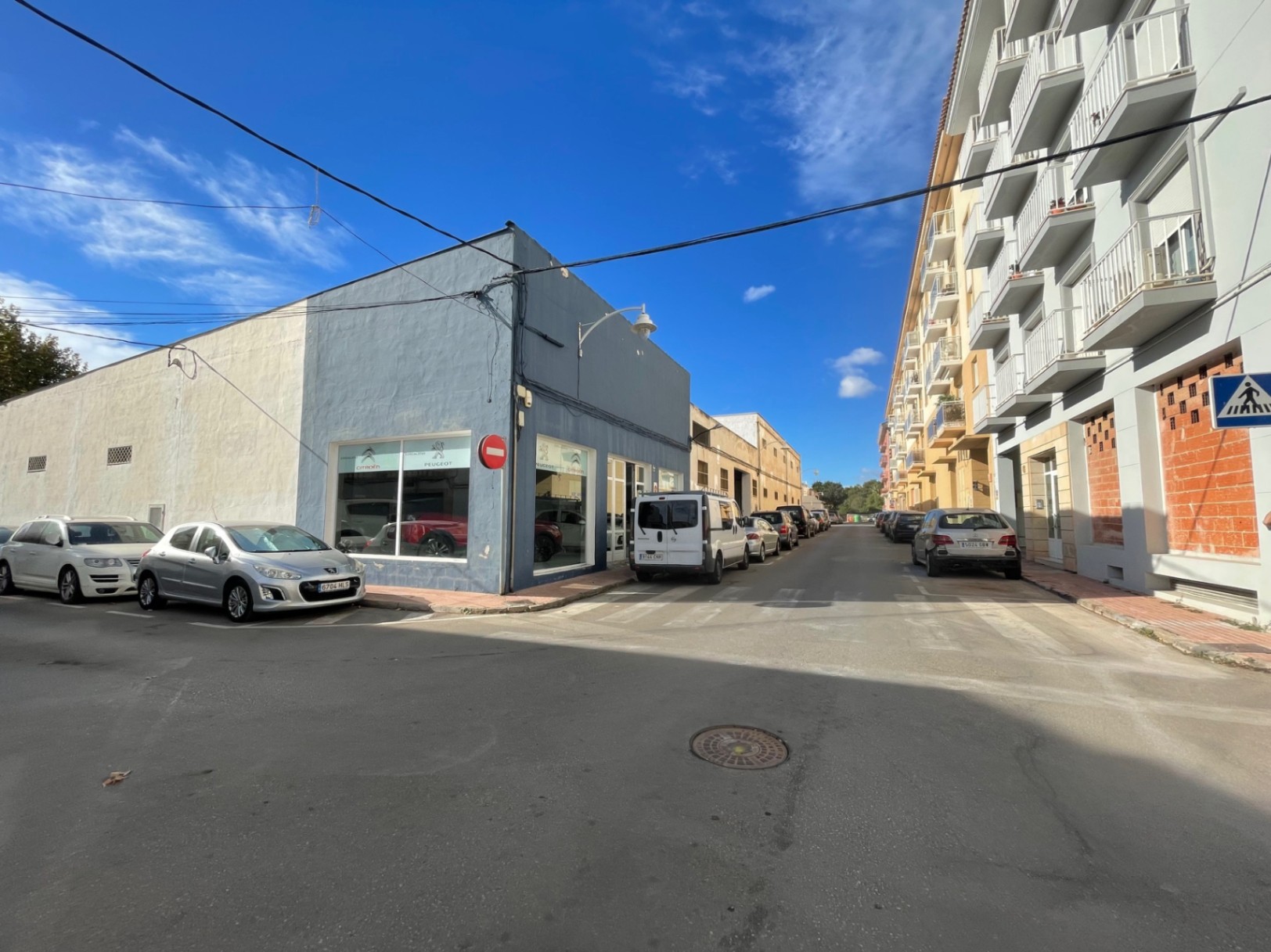 Exterior view of the corner commercial premises, featuring large glass display windows and direct street access in a busy area of Jávea.