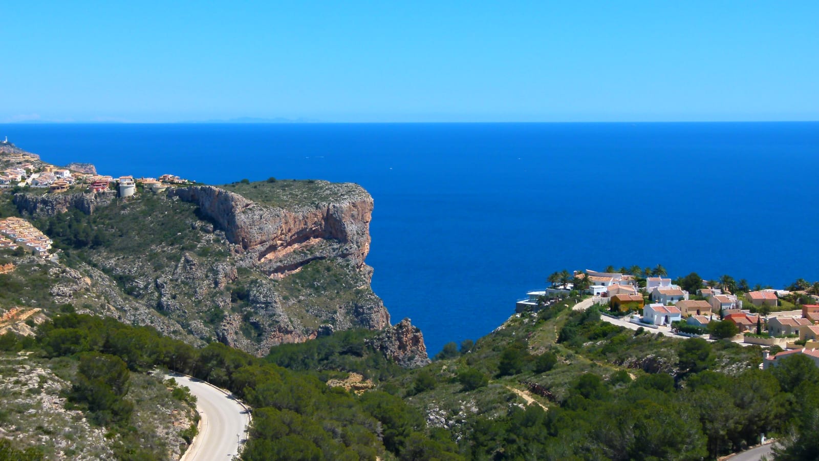 Panoramic view of Cumbre del Sol, featuring rocky cliffs and the Mediterranean Sea in the background.